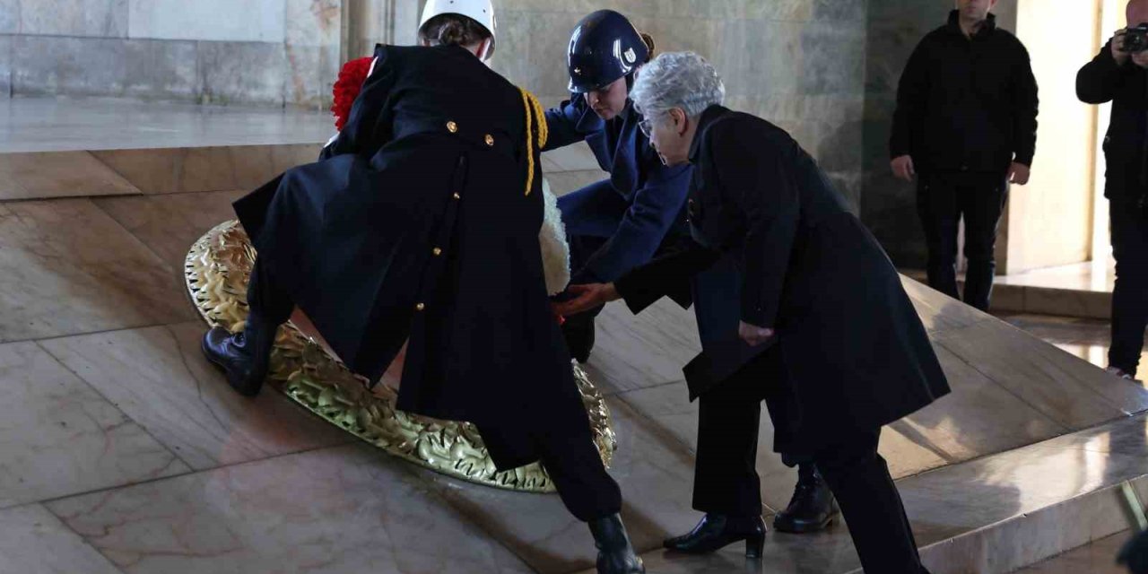 Milli Savunma Bakanı Yaşar Güler’in eşi Demet Güler, 8 Mart Dünya Kadınlar Günü dolayısıyla Anıtkabir’i ziyaret etti
