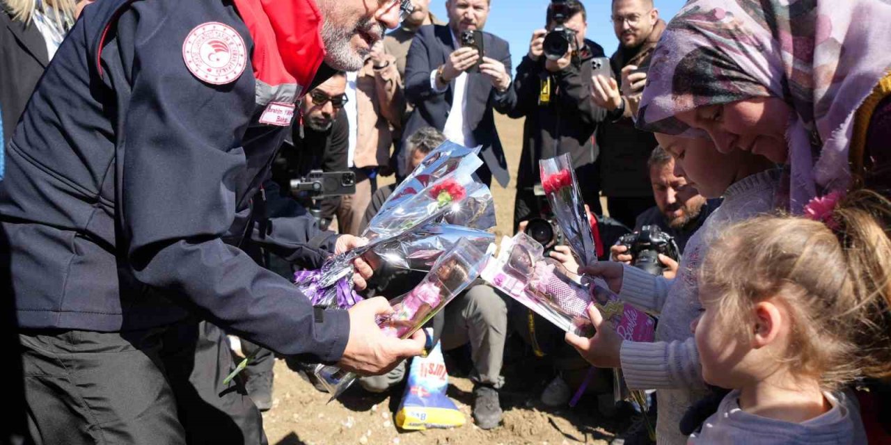 Bakan Yumaklı, tarlada Taşköprü sarımsağı dikti