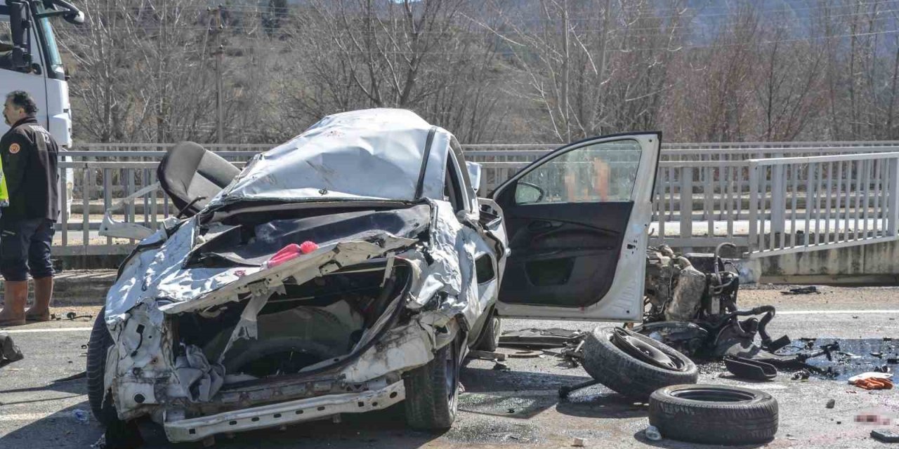 Fiat marka otomobil hurdaya döndü: 1 ölü