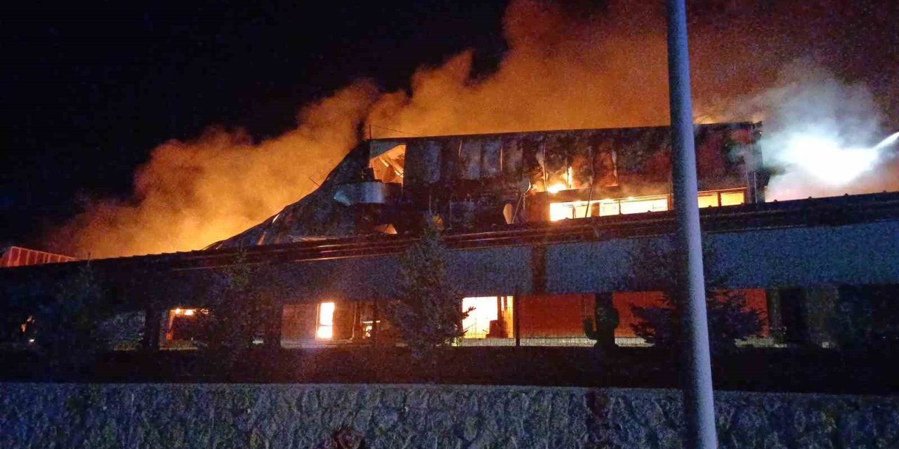 Çorum’daki fabrika yangında dumandan etkilenen 3 kişi hastaneye kaldırıldı