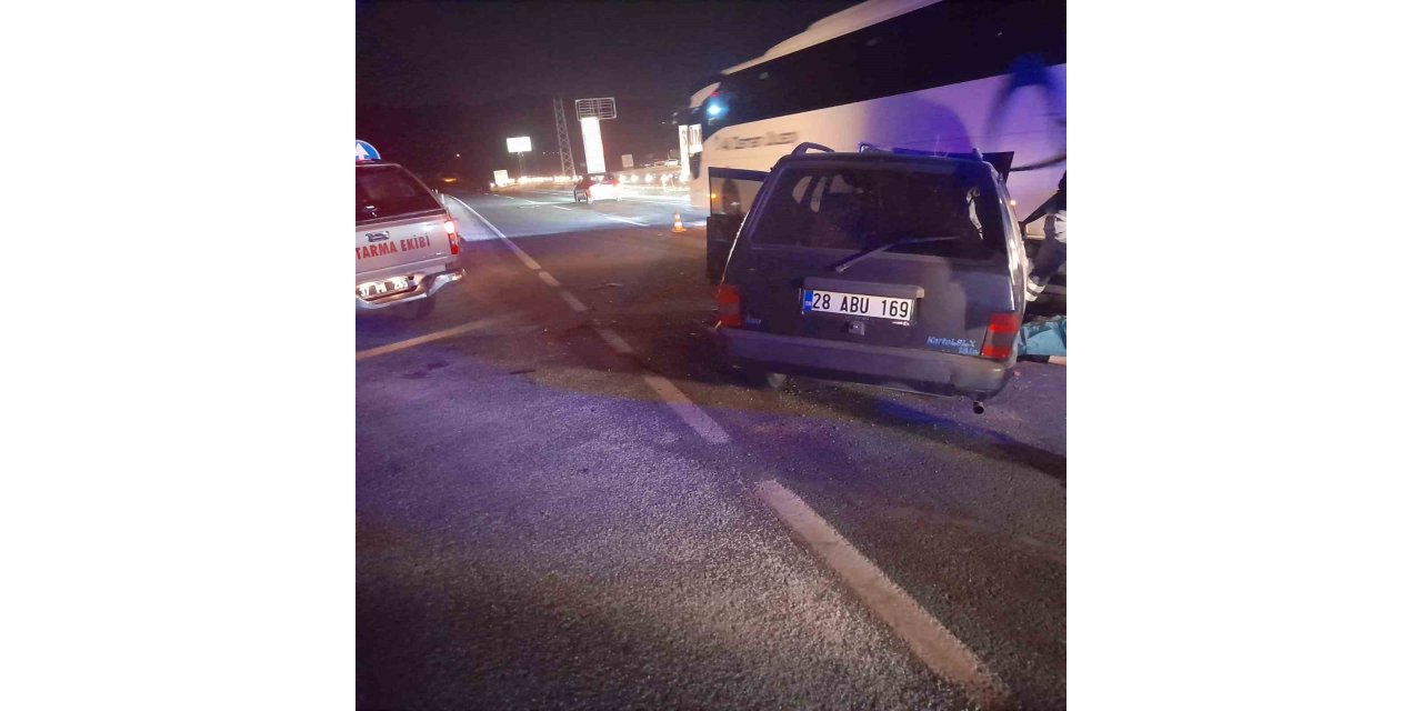 Otomobil, İBB otobüsüyle çarpıştı: 1 ölü, 1 yaralı