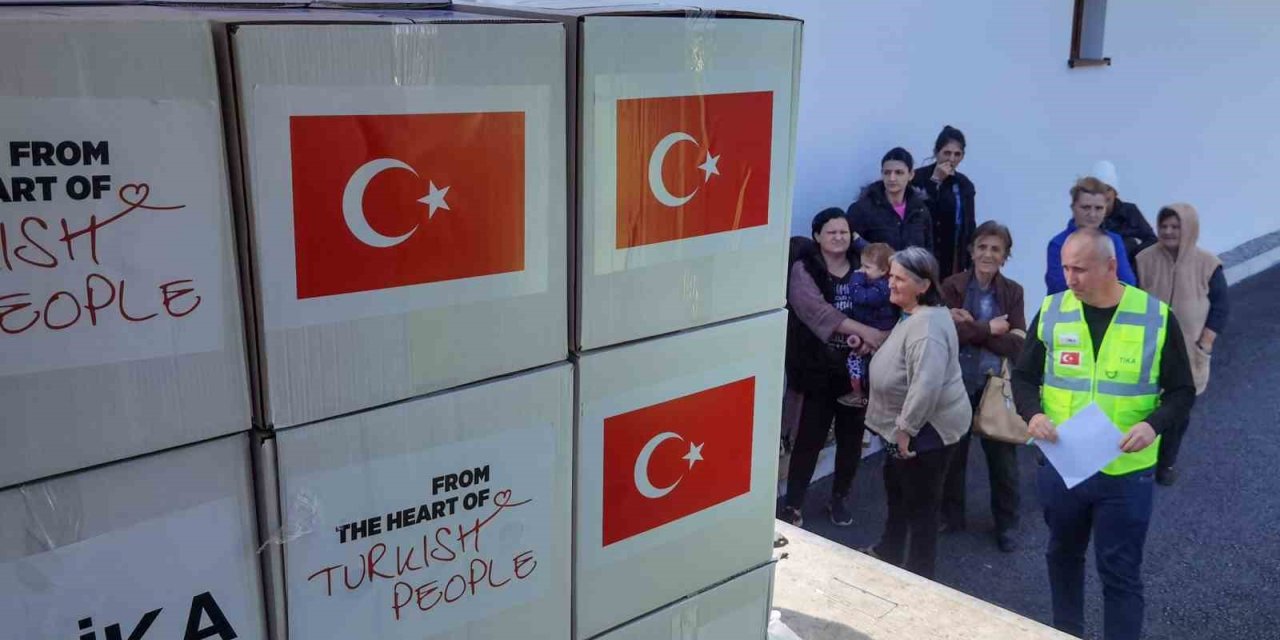 TİKA, Karadağ’da ihtiyaç sahiplerine gıda kolisi ulaştırdı