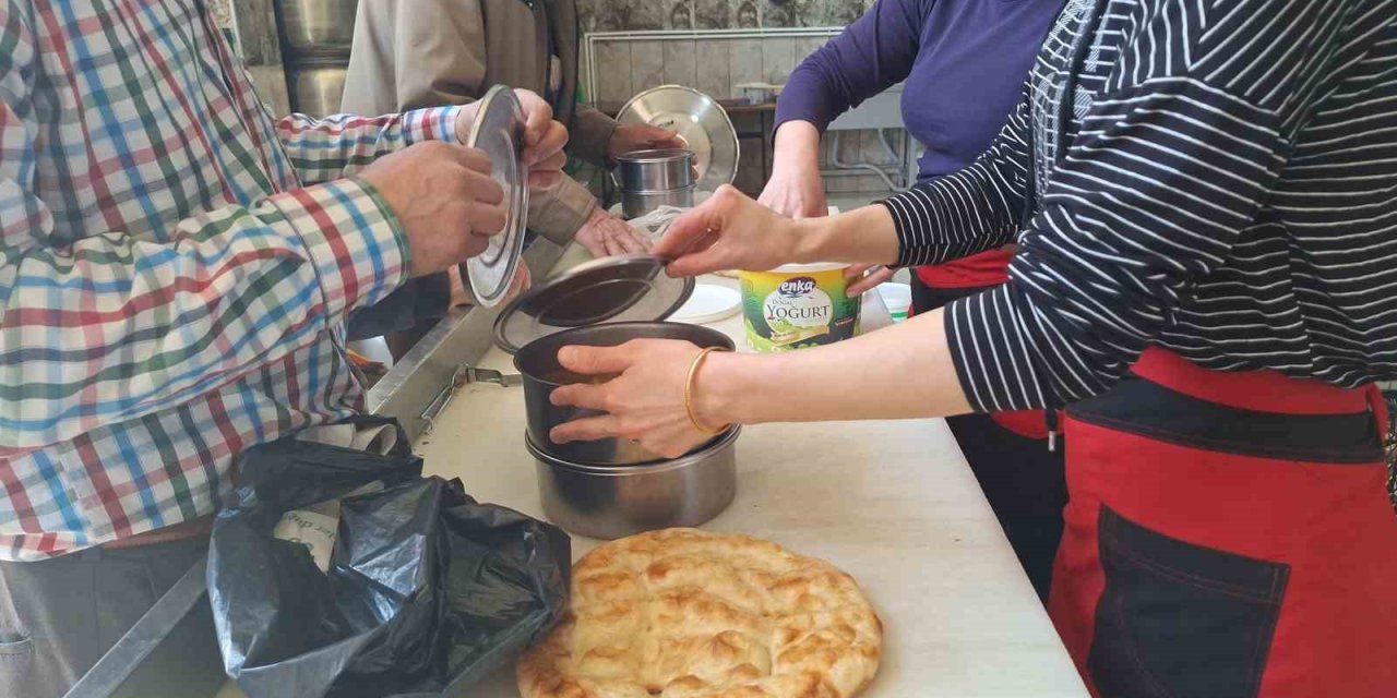 Hayırsever vatandaşlar destek veriyor: Ramazan’da 300 aileye her gün sıcak yemek ulaştırılıyor