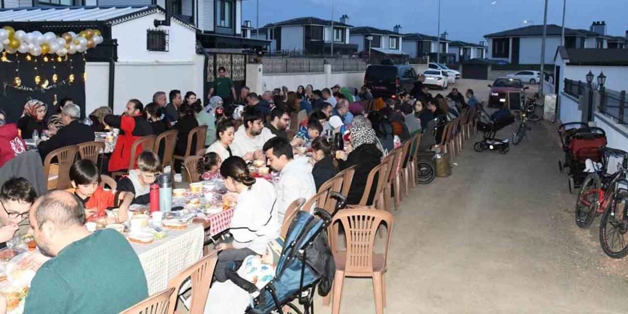 Mahalle sakinleri imece usulü sokakta toplu iftar yaptı