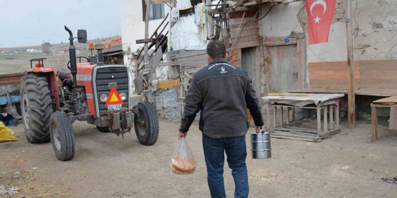 Ankara Kahramankazan Belediyesi, iftar öncesi sıcak yemek dağıttı