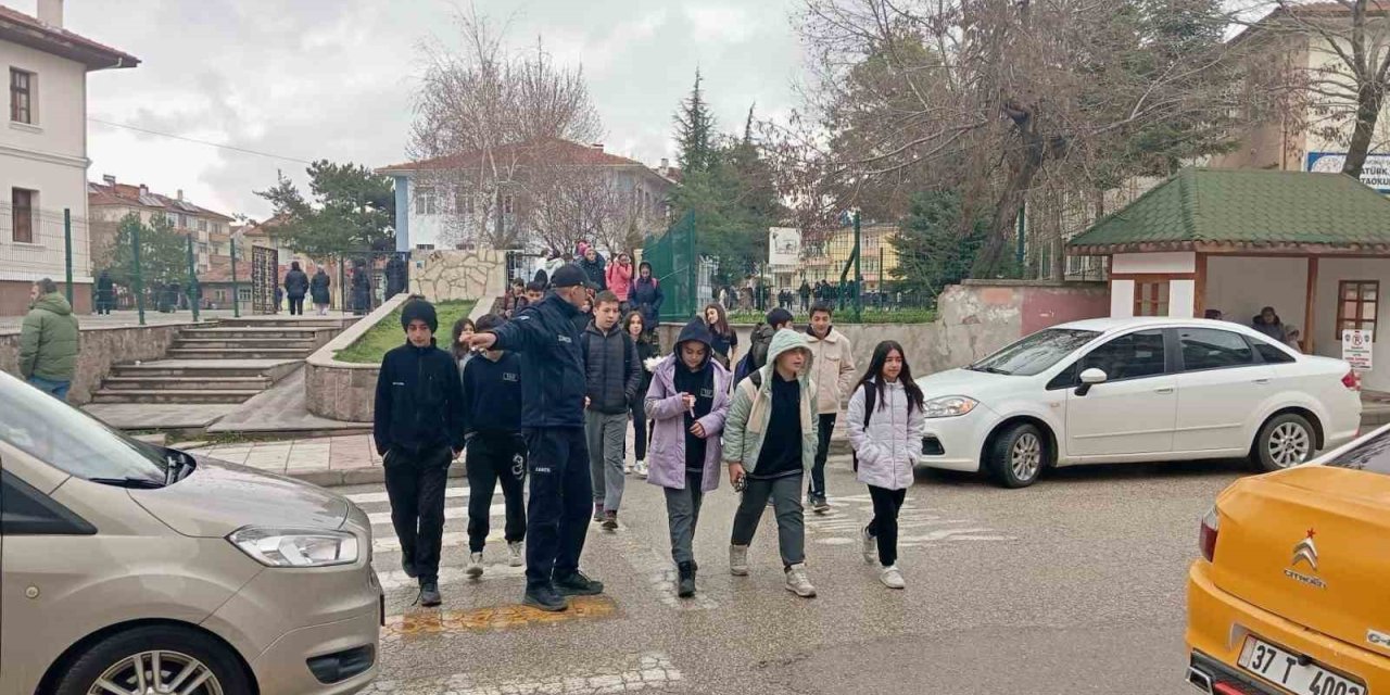 Taşköprü’de zabıta ekipleri sayesinde çocuklar okula güvenle gidiyor