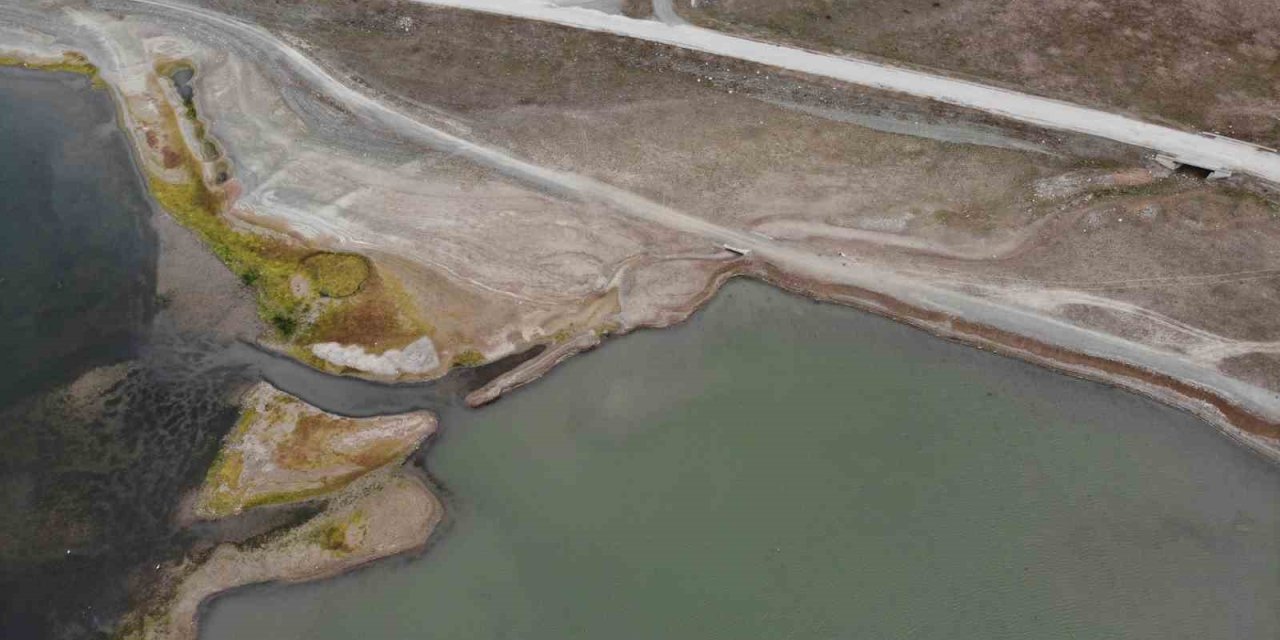 Barajlardaki su seviyesi düştü, ortaya çıkan adacıklar ve eski yollar kuraklığı gözler önüne serdi