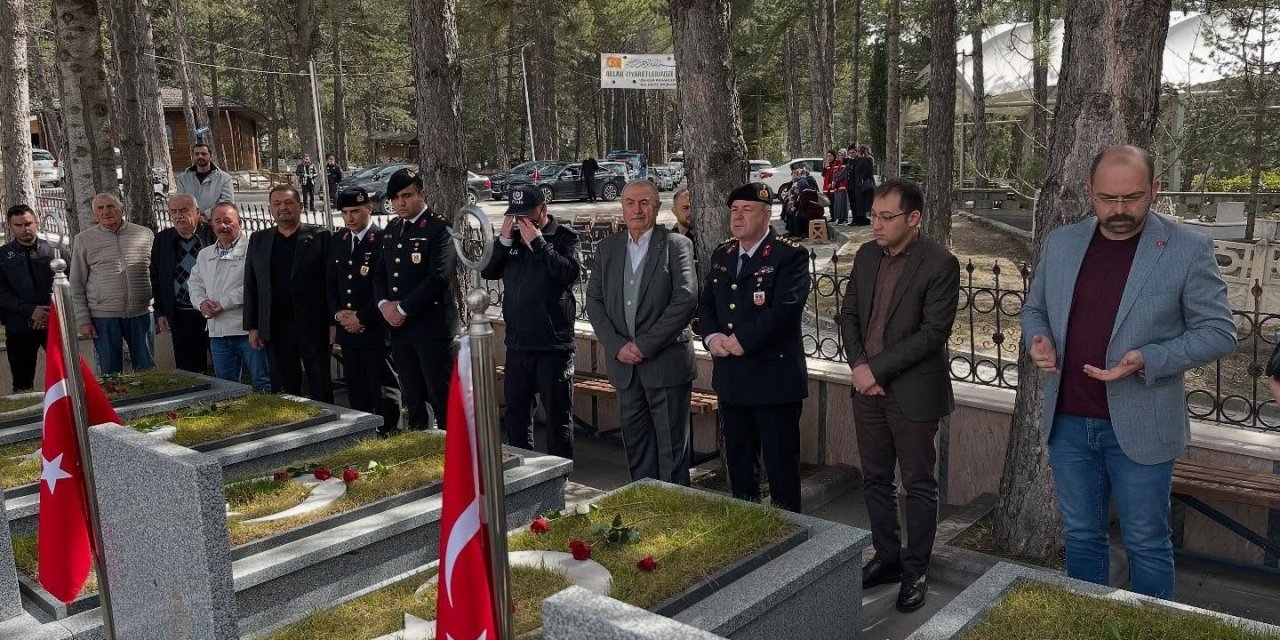 Şehit Hava Pilot Teğmen Yavuz Eracar kabri başında anıldı
