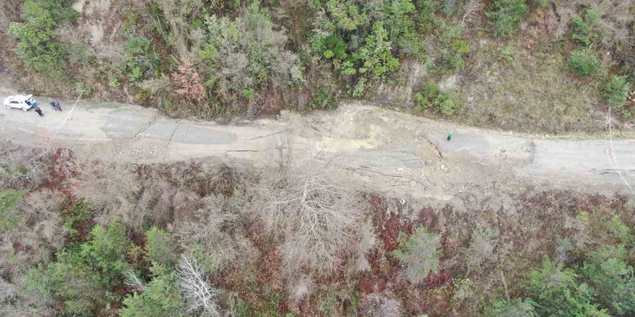 Kastamonu’da heyelan sebebiyle yol göçtü, köylerin birbirine olan bağlantısı kesildi