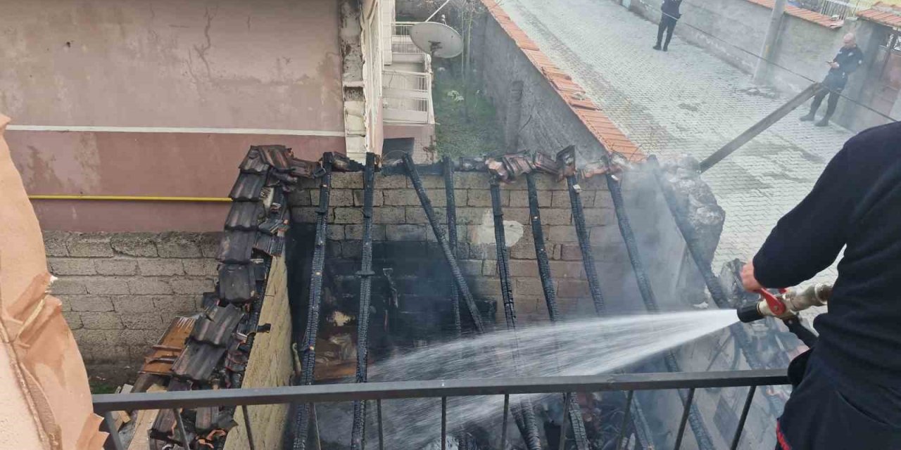 Kömürlükte çıkan yangın binalara sıçramadan söndürüldü