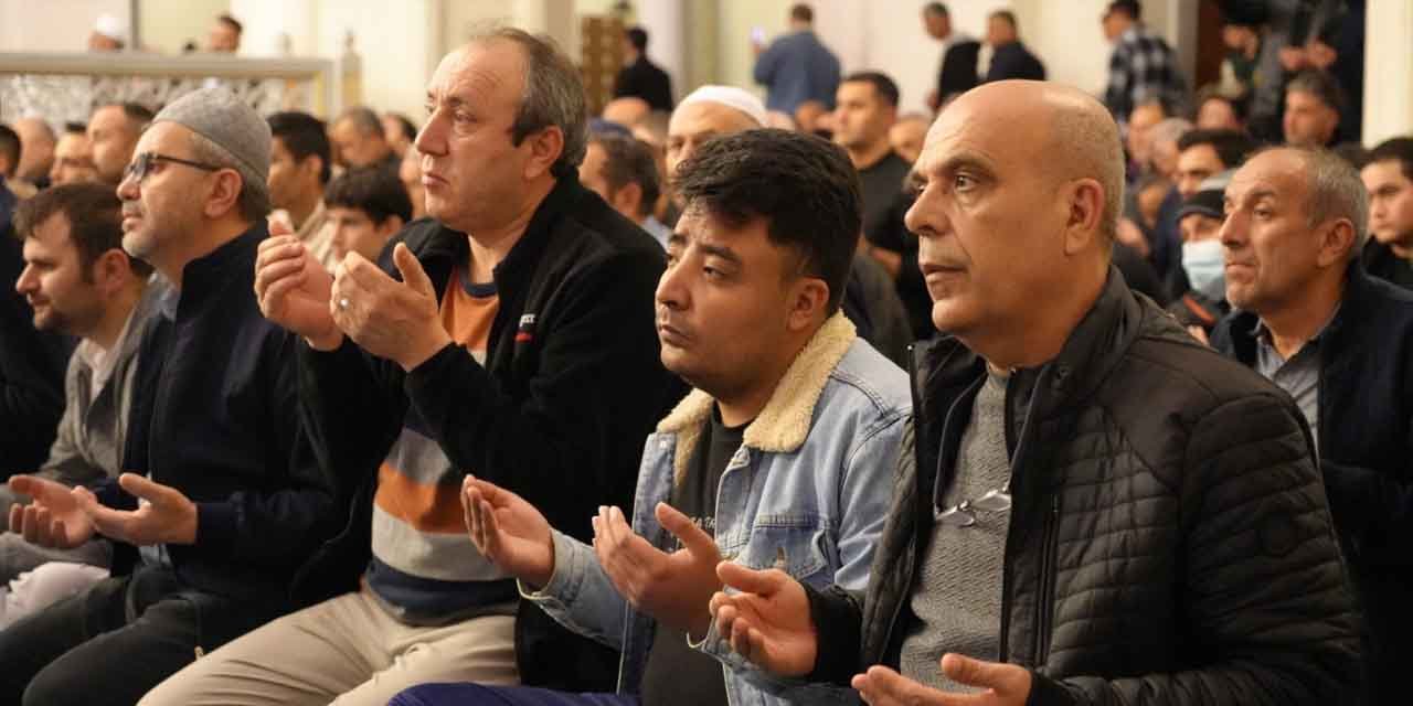 Vatandaşlar Kadir Gecesi'nde camileri doldurdu