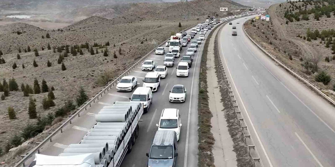 Kırıkkale'de araç yoğunluğu zirve yaptı