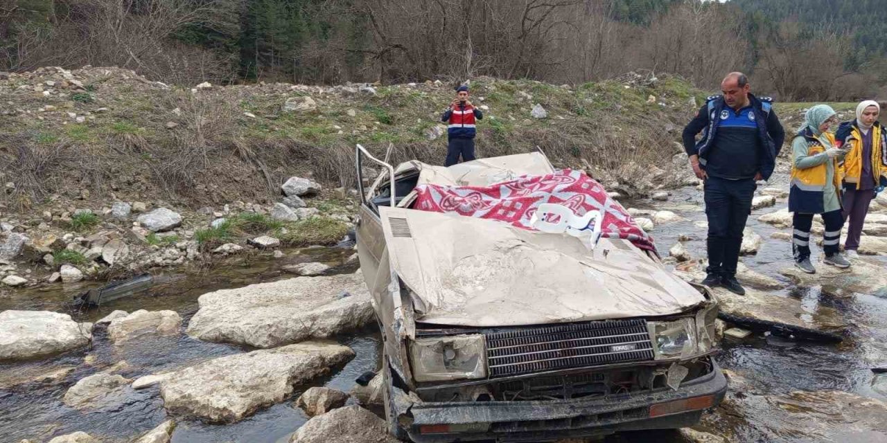 Tofaş otomobil çaya uçtu: 1 ölü, 1 yaralı