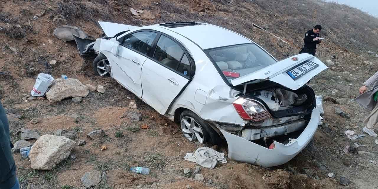 Kırıkkale yolunda otomobil araziye devrildi