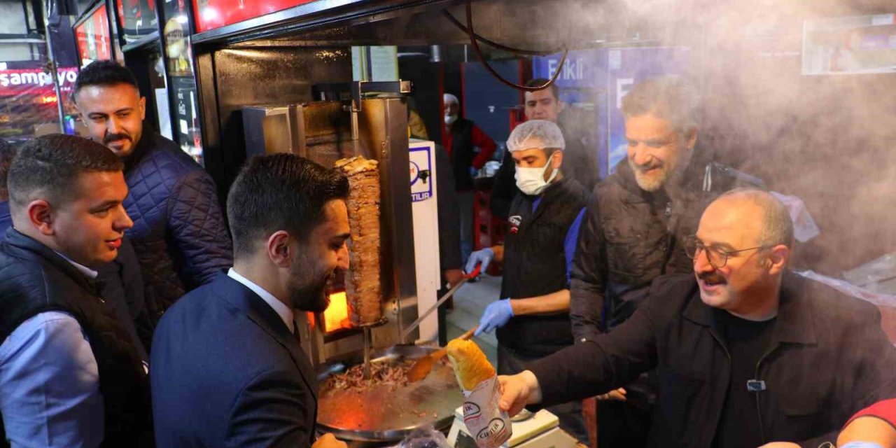 Mustafa Varank, Ankara’da gençlerle kokoreççide sahur yaptı