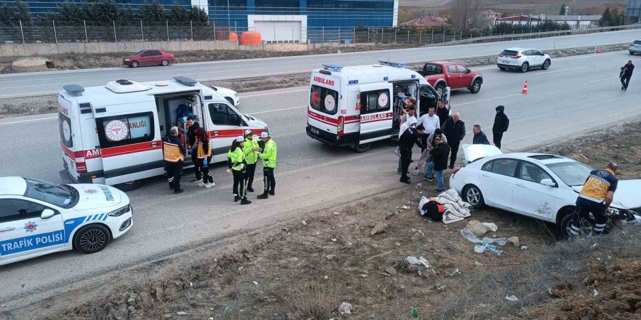 Kontrolden çıkan otomobil araziye devrildi: 3 yaralı