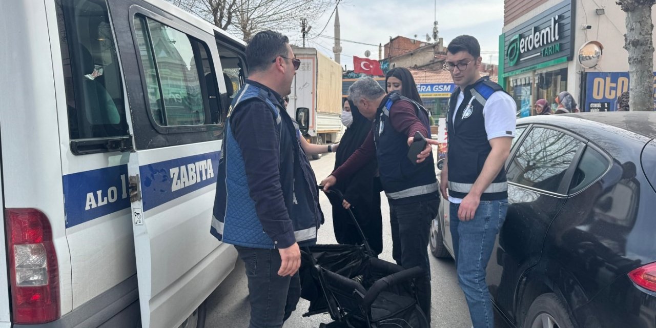 Zabıta dilenci kovalamacası kamerada: Paralar çoraplardan çıktı