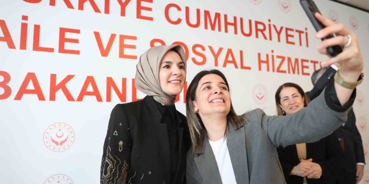 Aile ve Sosyal Hizmetler Bakanı Göktaş, bakanlık personeli ile bayramlaştı