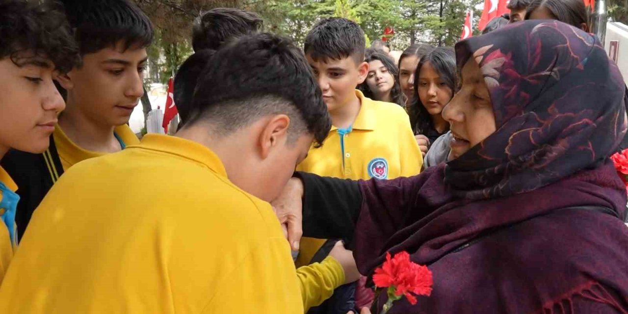 Oğlunun mezarı ziyaretçi akınına uğrayan şehit annesi: "Acım büyük ama gururluyum"