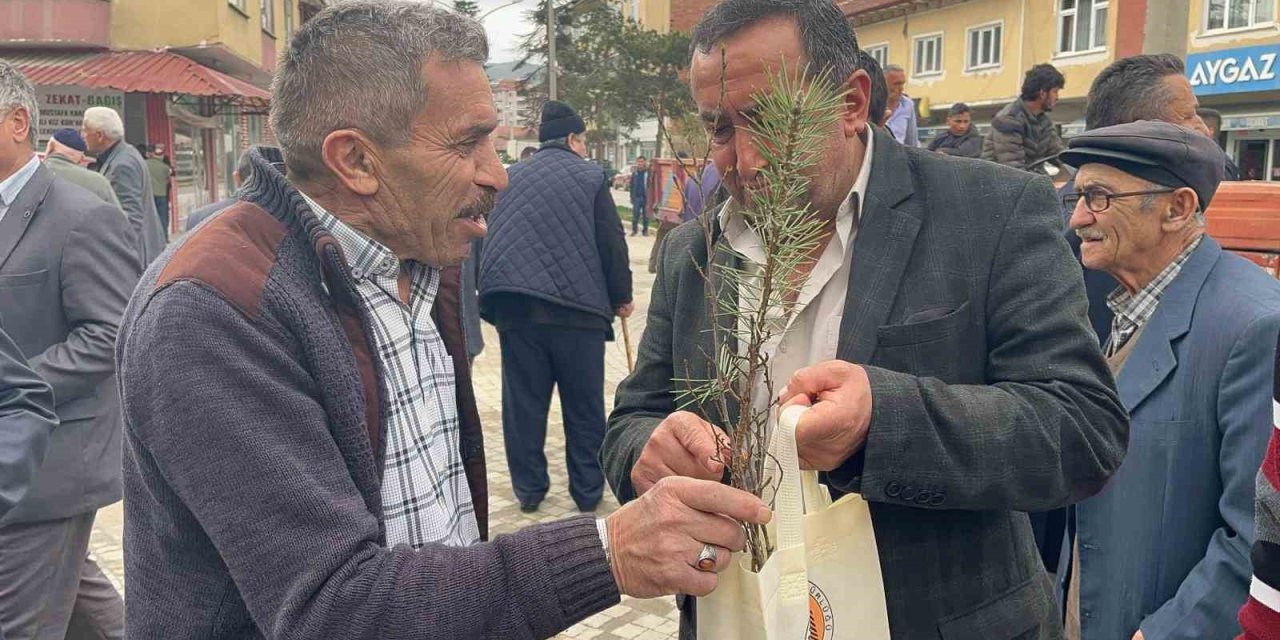 Cuma namazı için camiye giden vatandaşlara 4 bin ağaç fidanı dağıtıldı