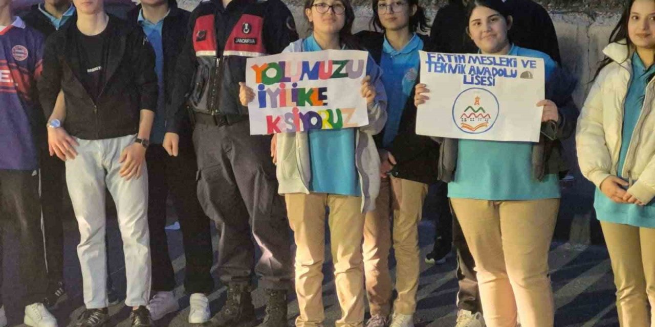 Yozgat’tan geçen yolculara liseli gençlerden iftarlık ikramı