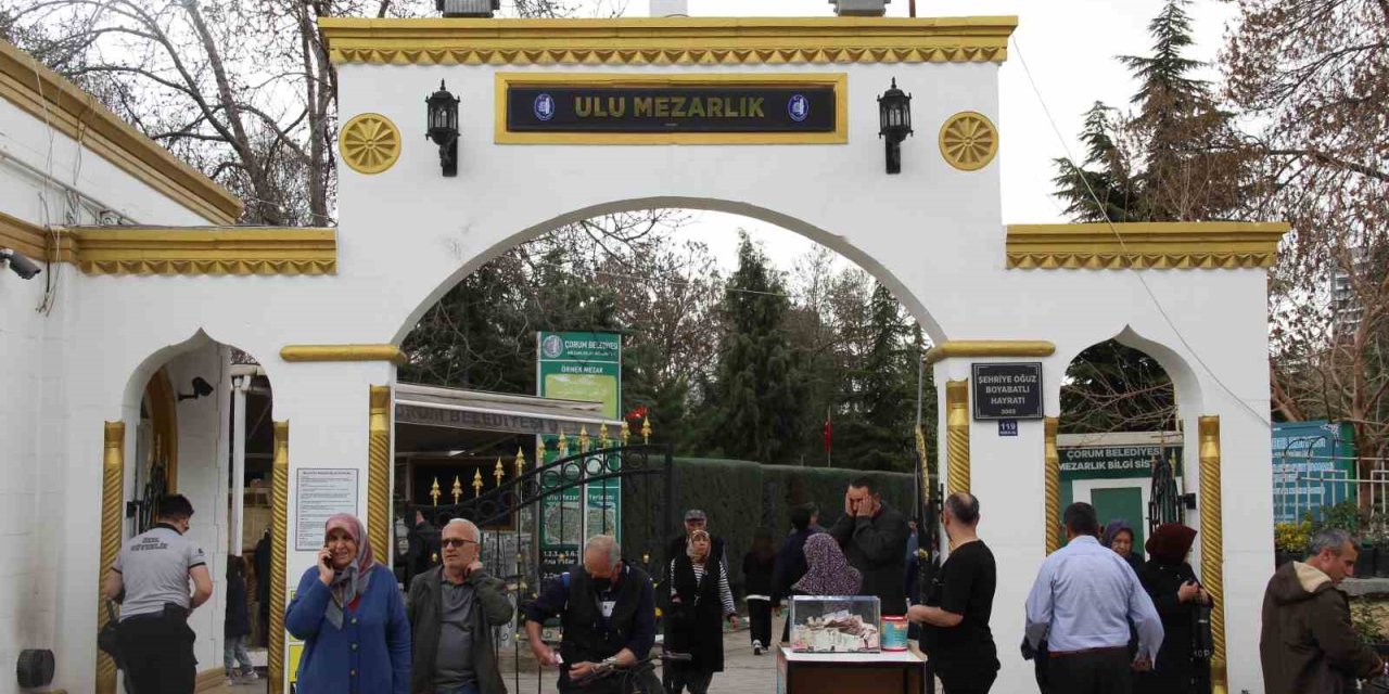 Çorum’da bayram öncesinde vatandaşlar mezarlıklara akın etti