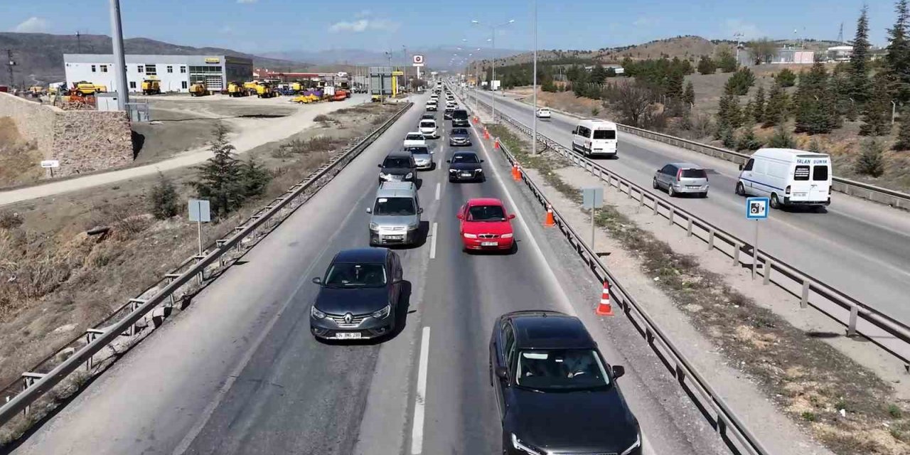 43 ilin geçiş güzergahında trafik yoğunluğu artarak devam ediyor