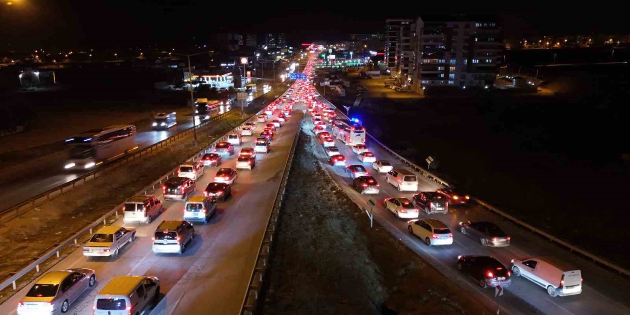 Tatilcilerin dönüşü çilesi sürüyor!