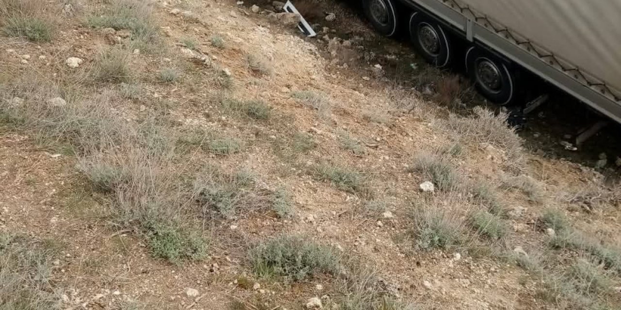 Ankara’da yağmur nedeniyle kayganlaşan yolda tır yoldan çıktı