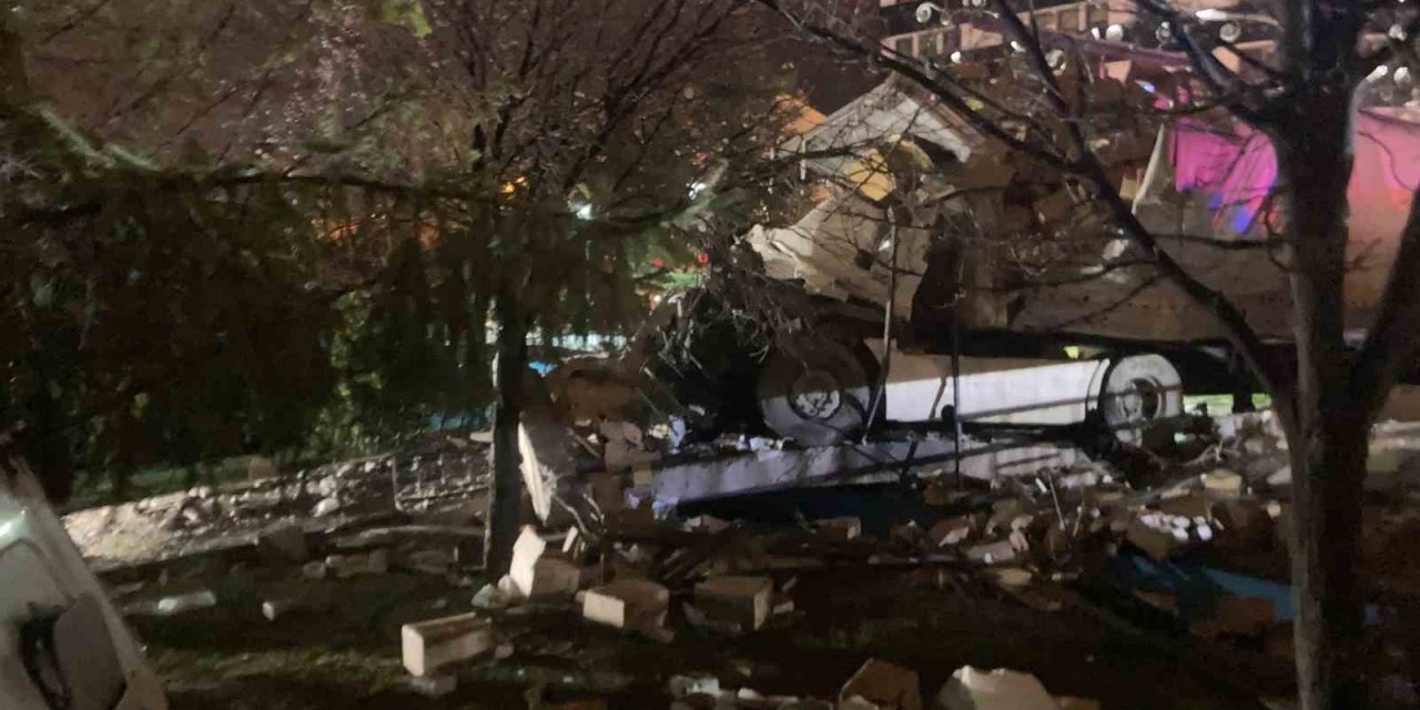 Ankara’da freni boşalan tır parka daldı: 1 ölü