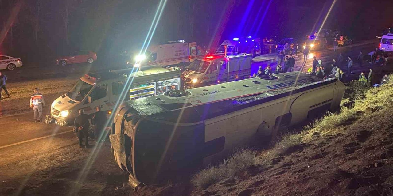 Fabrika işçilerini taşıyan otobüs devrildi: 20 yaralı