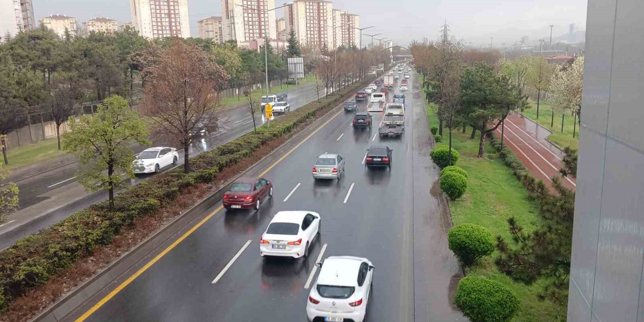 Başkentte etkisini gösteren yağış trafiğe neden oldu
