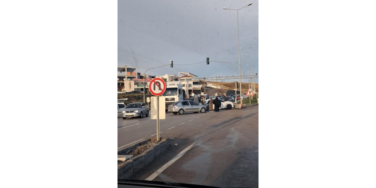 Ankara’da iki otomobil kafa kafaya çarpıştı