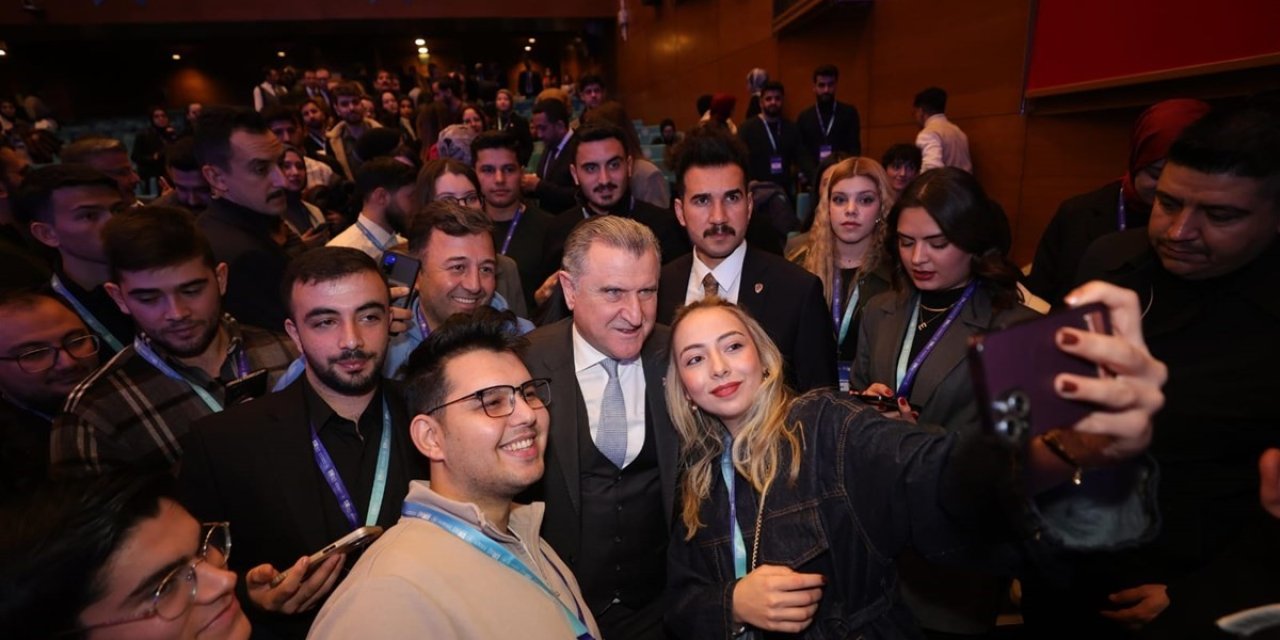 Bakan Bak’tan ÜNİDES programıyla üniversiteli öğrencilere 120 milyon liralık destek