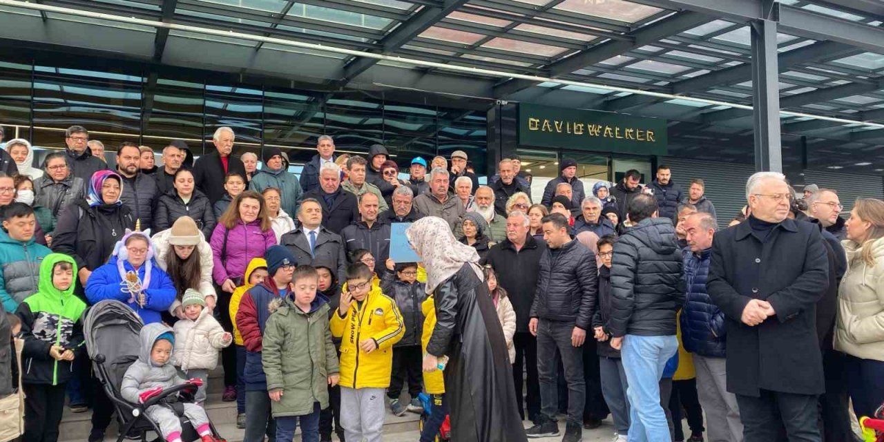 Down sendromlu çocuğun oyun alanına alınmadığı Gimsa AVM protesto edildi