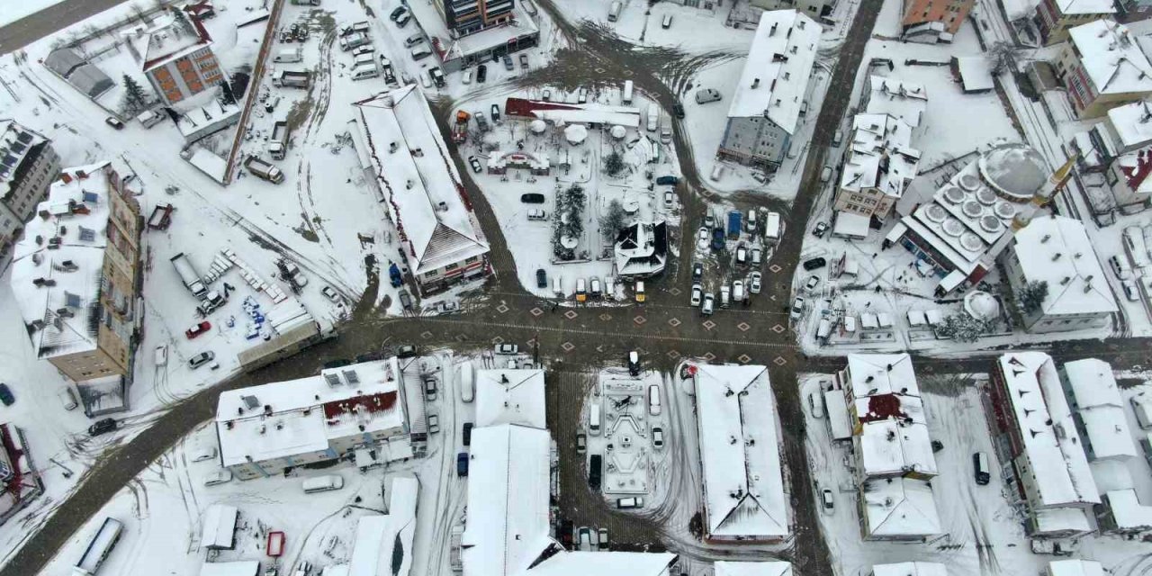 Kastamonu’da kar yağışı etkisini sürdürüyor: İlçe merkezleri beyaz örtüyle kaplandı