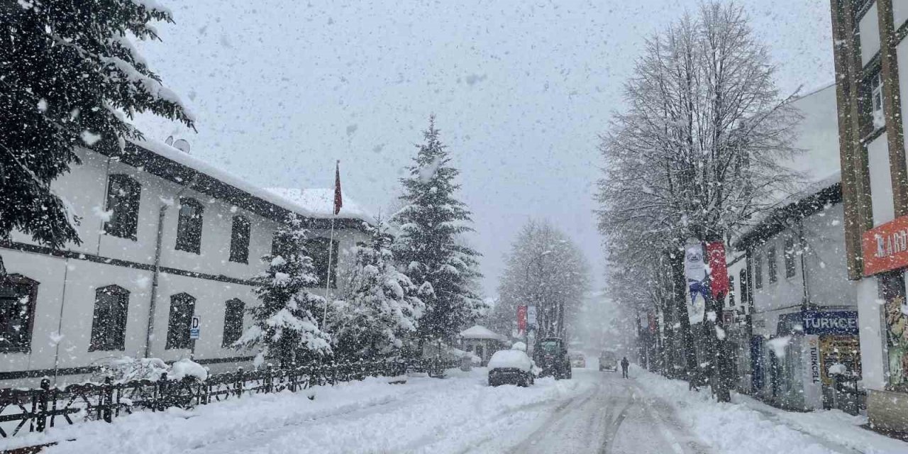 Kastamonu’da kar yağışı sürüyor: 181 köy yolu ulaşıma kapandı