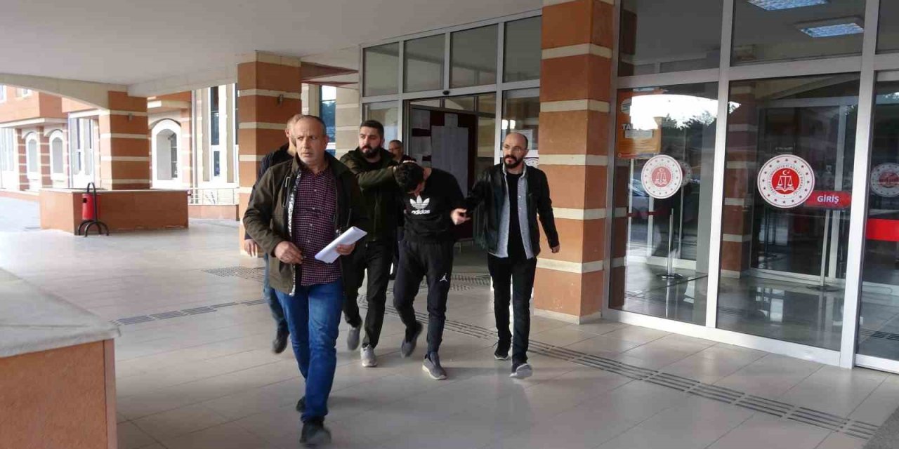 Gürültü üzerine kapıya çıkan komşusunu öldüren sanık, müebbet hapis cezasına çarptırıldı