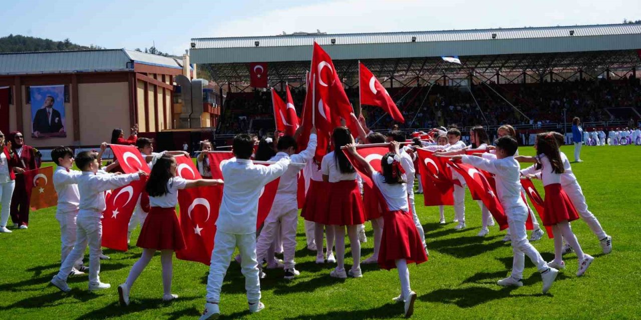 Kastamonu’da Gazi Stadı’nda 23 Nisan coşkusu