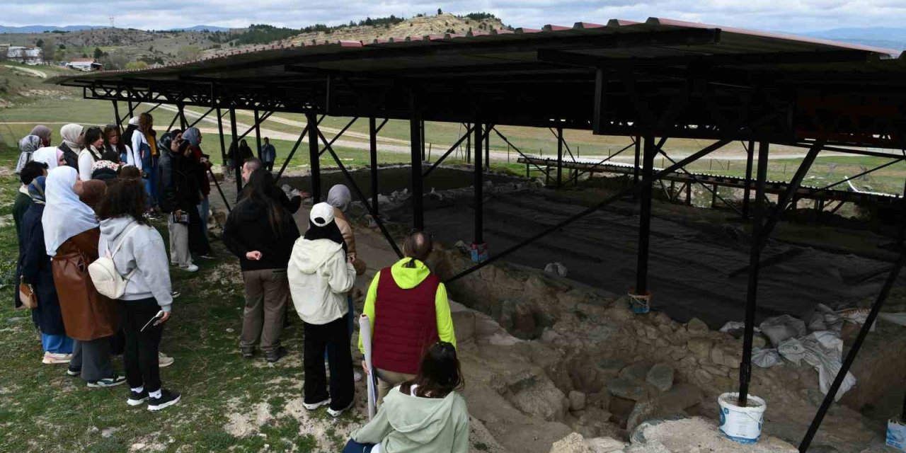 Üniversite öğrencileri kamp yaparak doğal güzellikleri gördü, sahilde çöp topladı