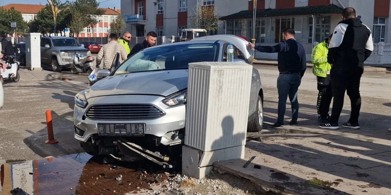 Otomobil elektrik panosuna çarptı: Kaza anı kamerada
