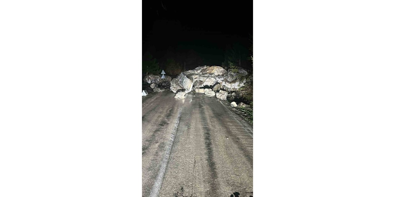 Kastamonu-Cide karayolunda heyelan meydana geldi