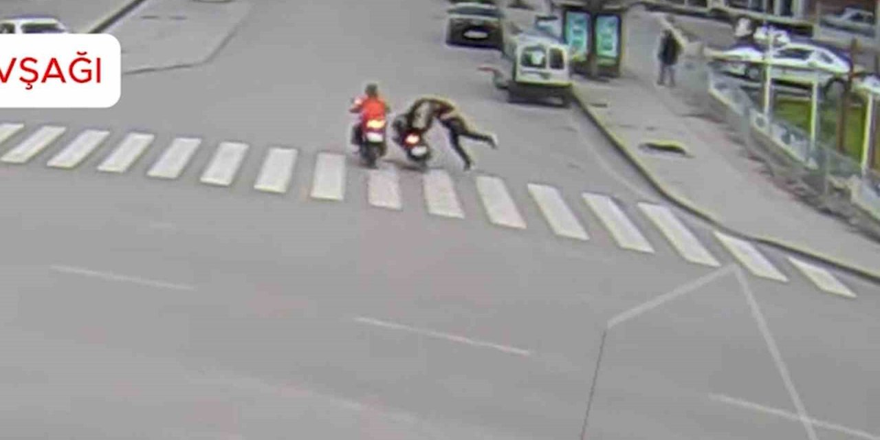 Motosiklet yayaya, ticari taksi elektrikli skutere çarptı: Kaza anları kamerada