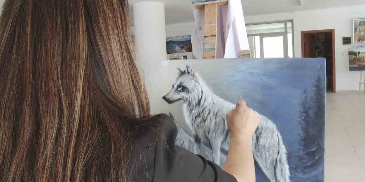 Kurtlara adanmış bir fırça: Türkiye’nin tek kadın realist kurt ressamı