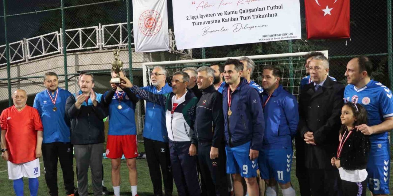 Bakan Işıkhan sendika temsilcileri ve basın mensuplarıyla maç yaptı