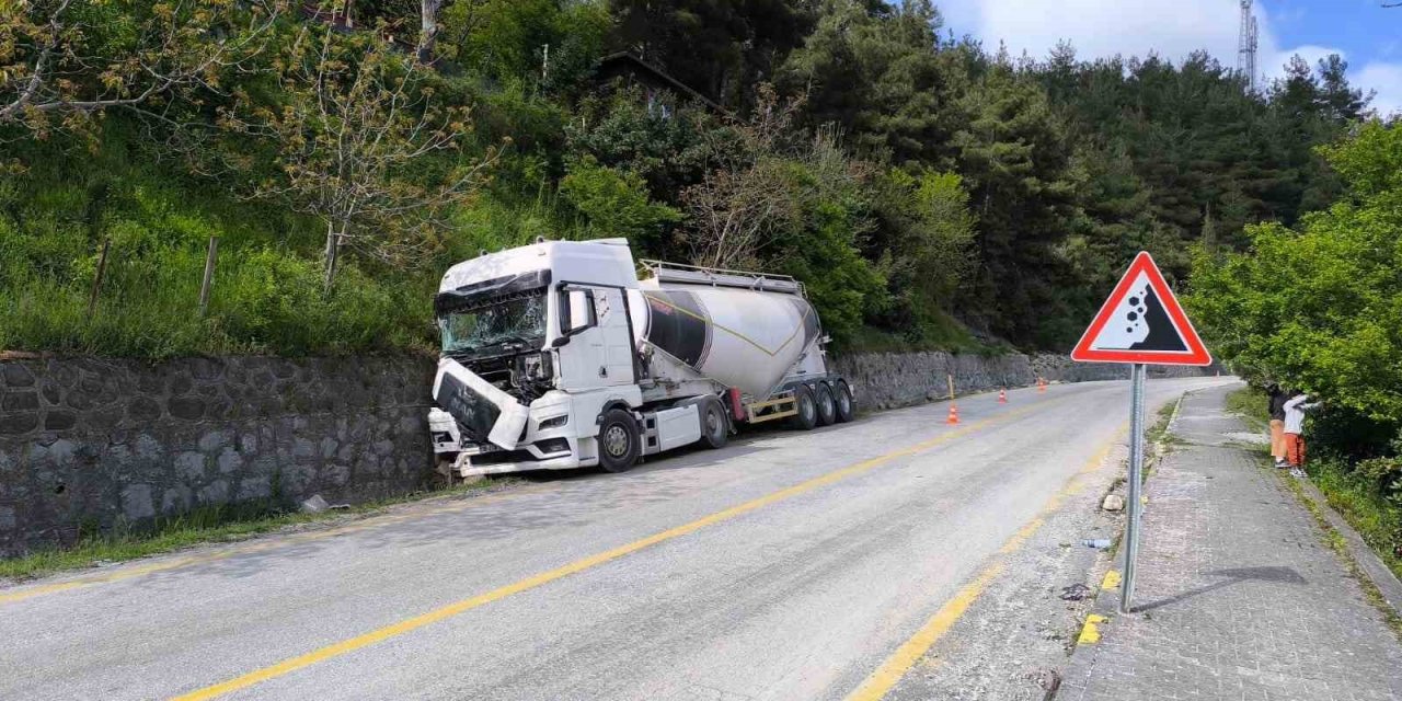 Kastamonu’da freni patlayan beton mikseri istinat duvarına çarptı: 2 yaralı