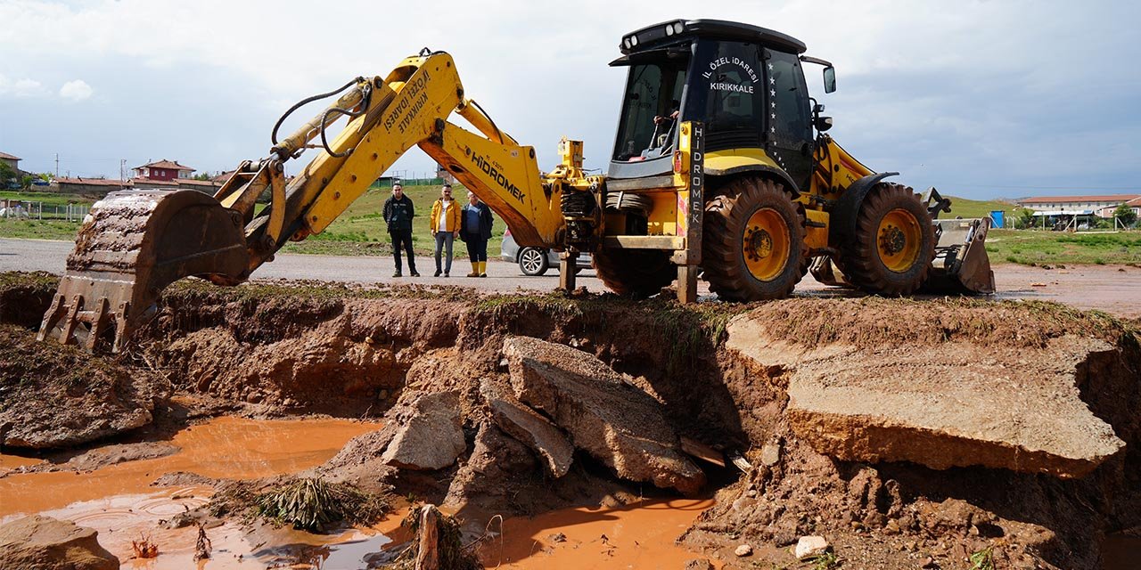 Tren seferleri durdu, ev ve iş yerlerini su bastı