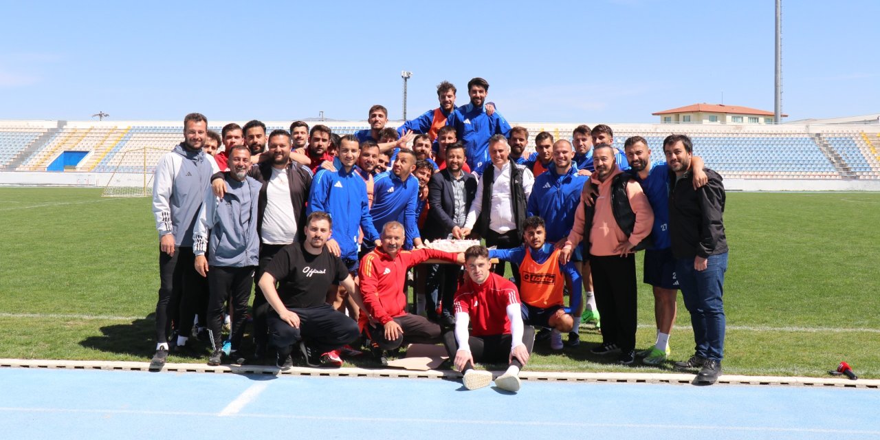 Kırıkkale FK’dan Yahşi’ye sürpriz doğum günü kutlaması