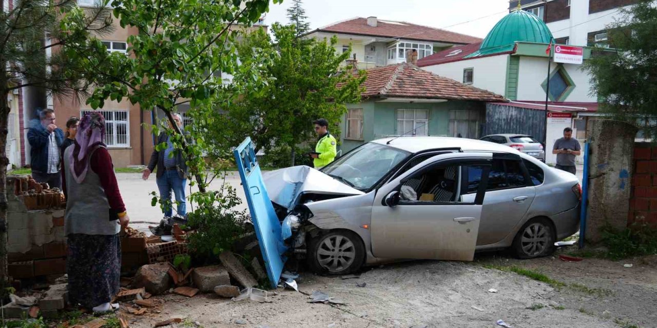 Araca çarpmamak için ani manevra yaptı, bahçe duvarına daldı: 2 yaralı
