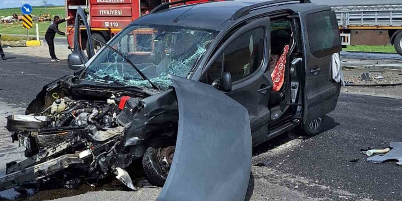 Kırıkkale’de kamyonet ile otomobil çarpıştı: 3 yaralı